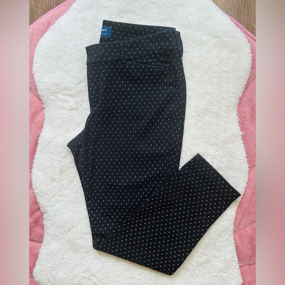 Old Navy Pixie Mid- Rise Black Polka Dot Women’s Pants - Picture 3 of 6